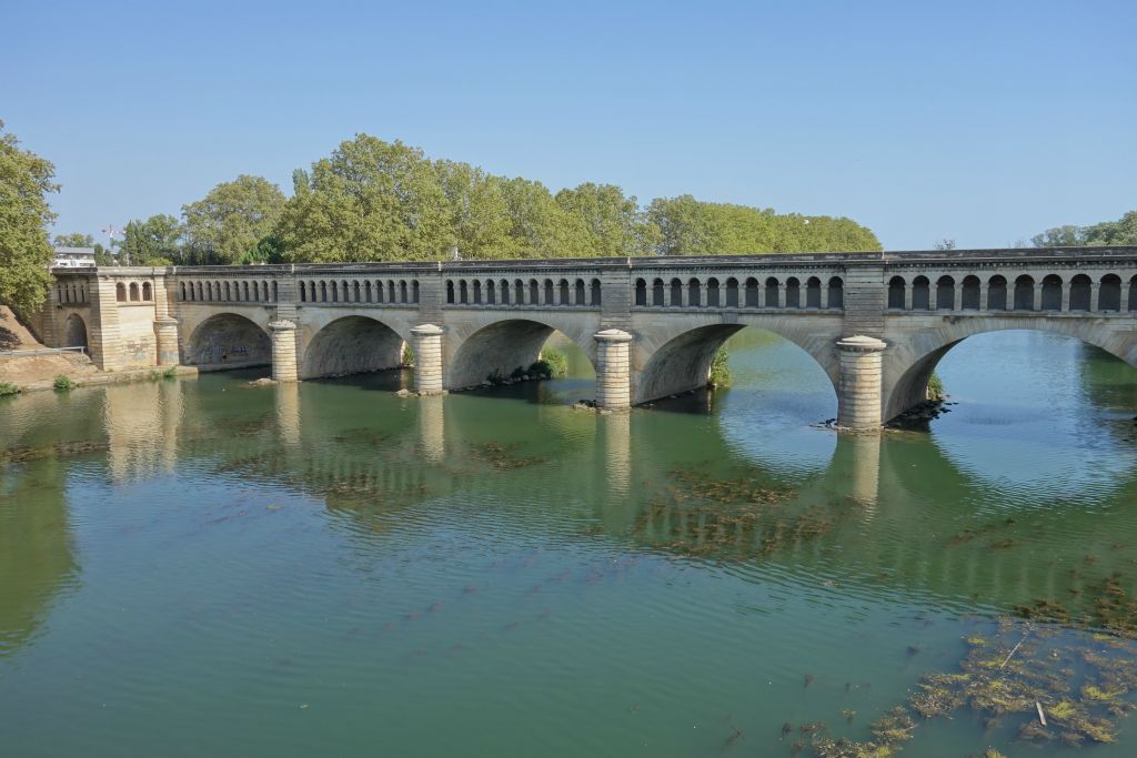 Le pont-canal sur l'Orb emprunté depuis longtemps par les péniches